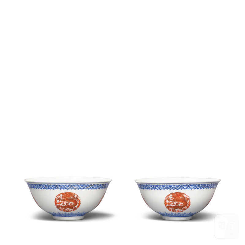 光緒晚期/民國 礬紅藍彩描金五爪團龍碗一對 | A PAIR OF BLUE-ENAMELED AND IRON-RED-DECORATED 'DRAGON' PORCELAIN BOWLS